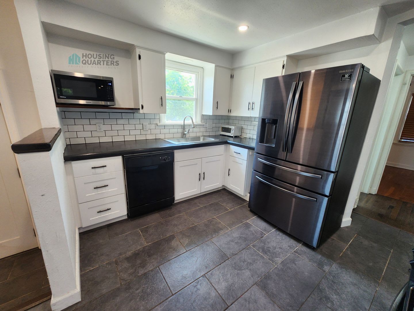 3 bed, 2 bath Single Family! Charming single-family home on a corner lot! – photo 3