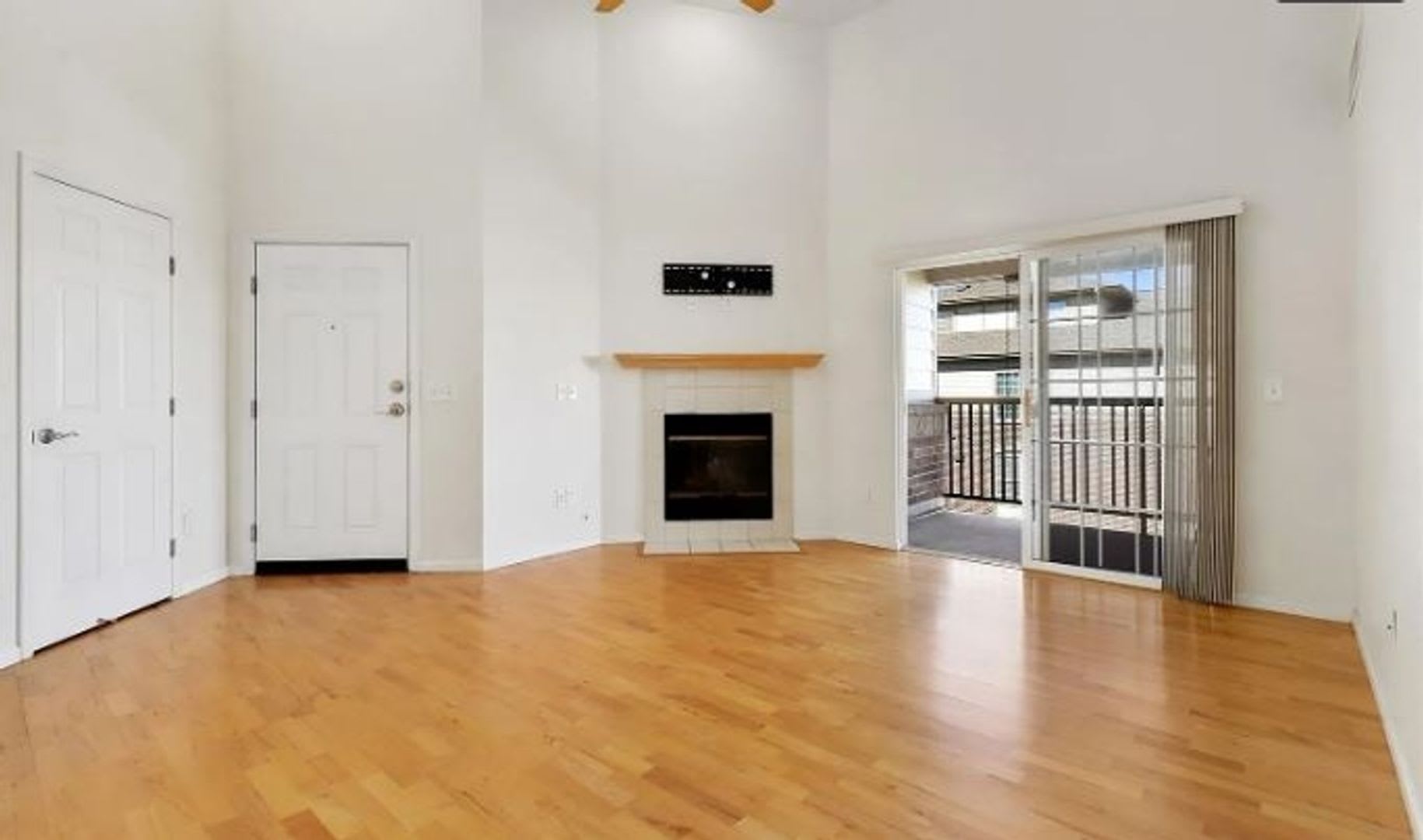 Spacious Condo in Aurora – photo 3