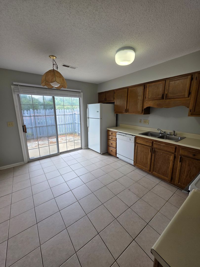 2 BR Townhome! Looks Great! – photo 4