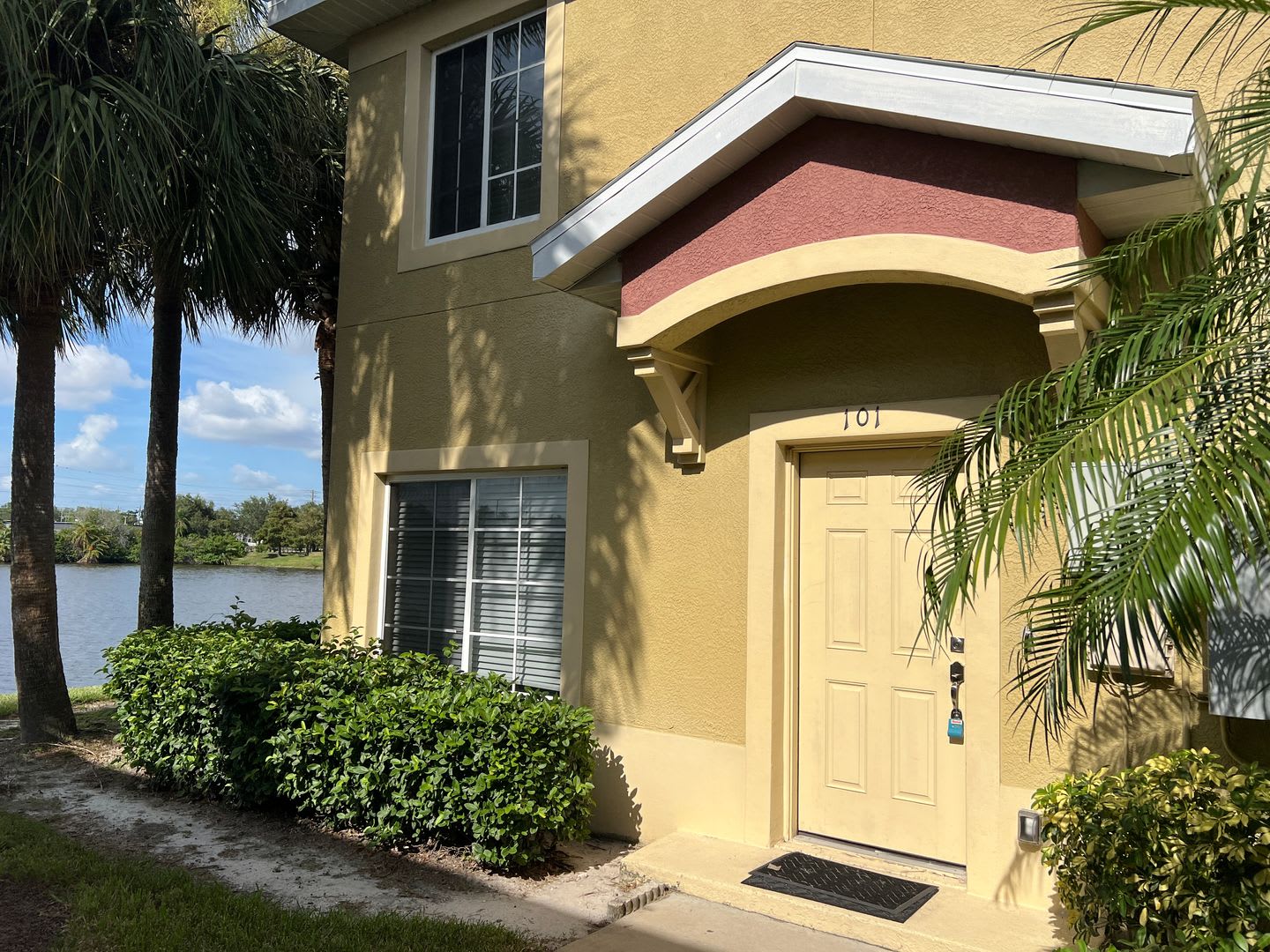 Beautiful 3-Bedroom 2.5 Bath Townhome in Lakeside Village – photo 2
