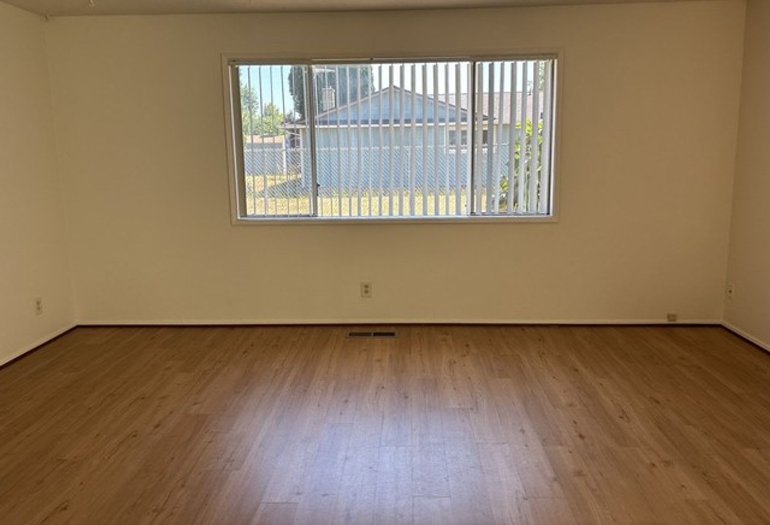 3Bd/1Ba Single Story House – photo 2