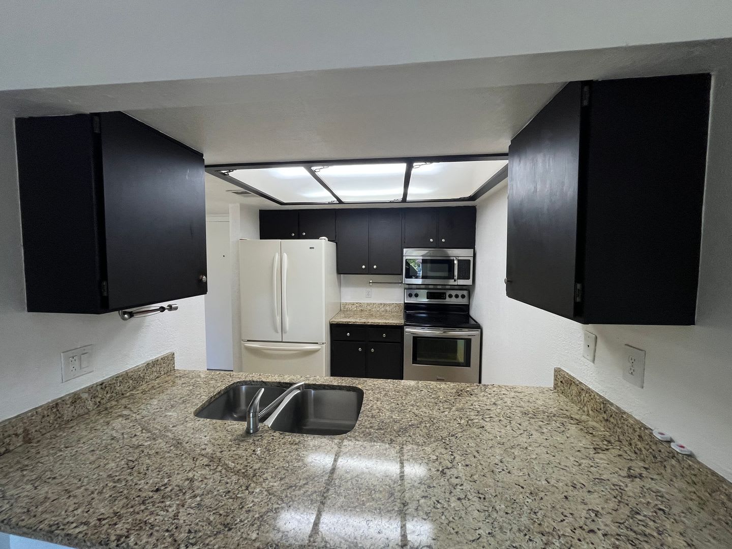 Bright 2 Bed 2 Bath Condo in great location! – photo 3