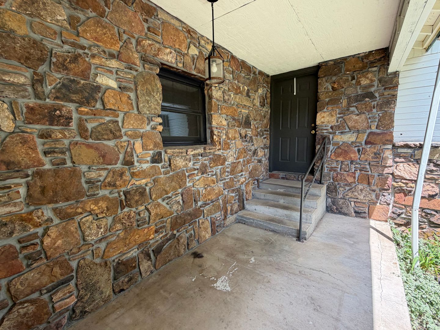 Country Living: 3 Bedroom and 2 Bathroom Home Newly Renovated – photo 3
