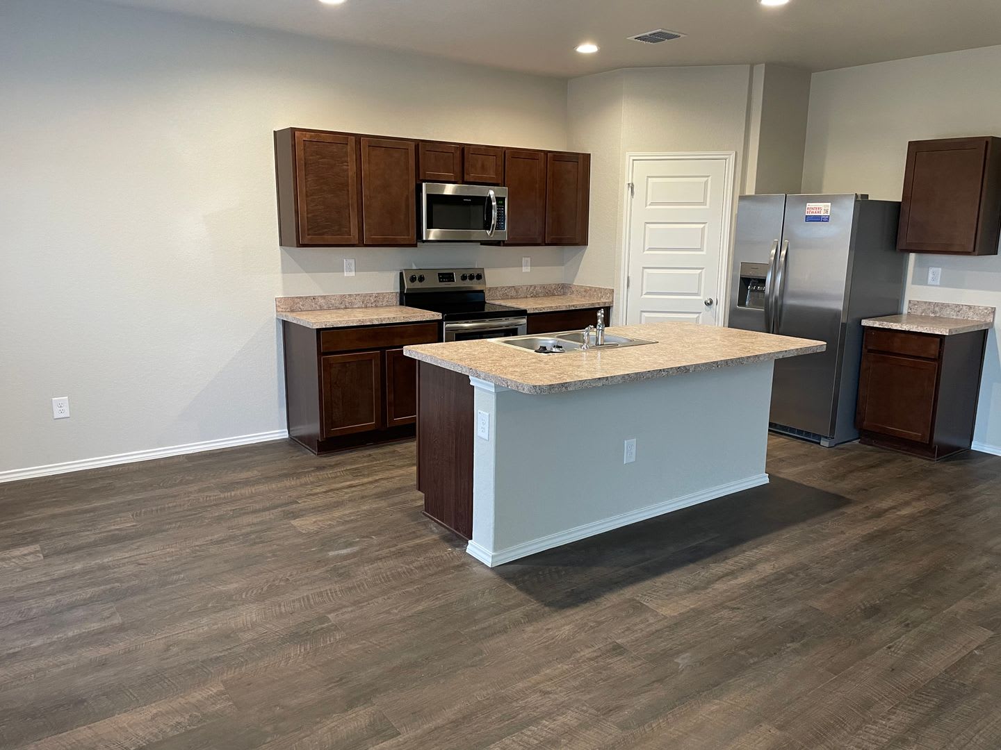 Your Golden Ticket Is Here 6 Weeks Rent Free Sign By 8 31 Beautiful 4 Bed 2 5 Bath Saint Hedwig Home – photo 4
