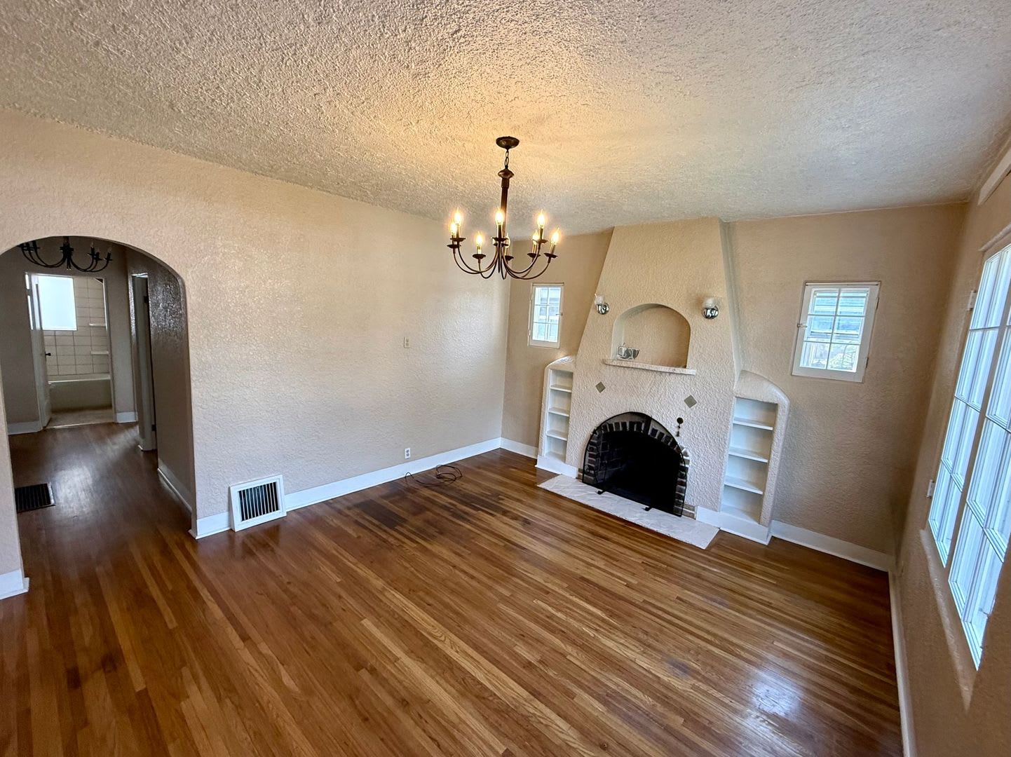 Charming 3 Bedroom Home With Fenced Yard Basement Storage – photo 2