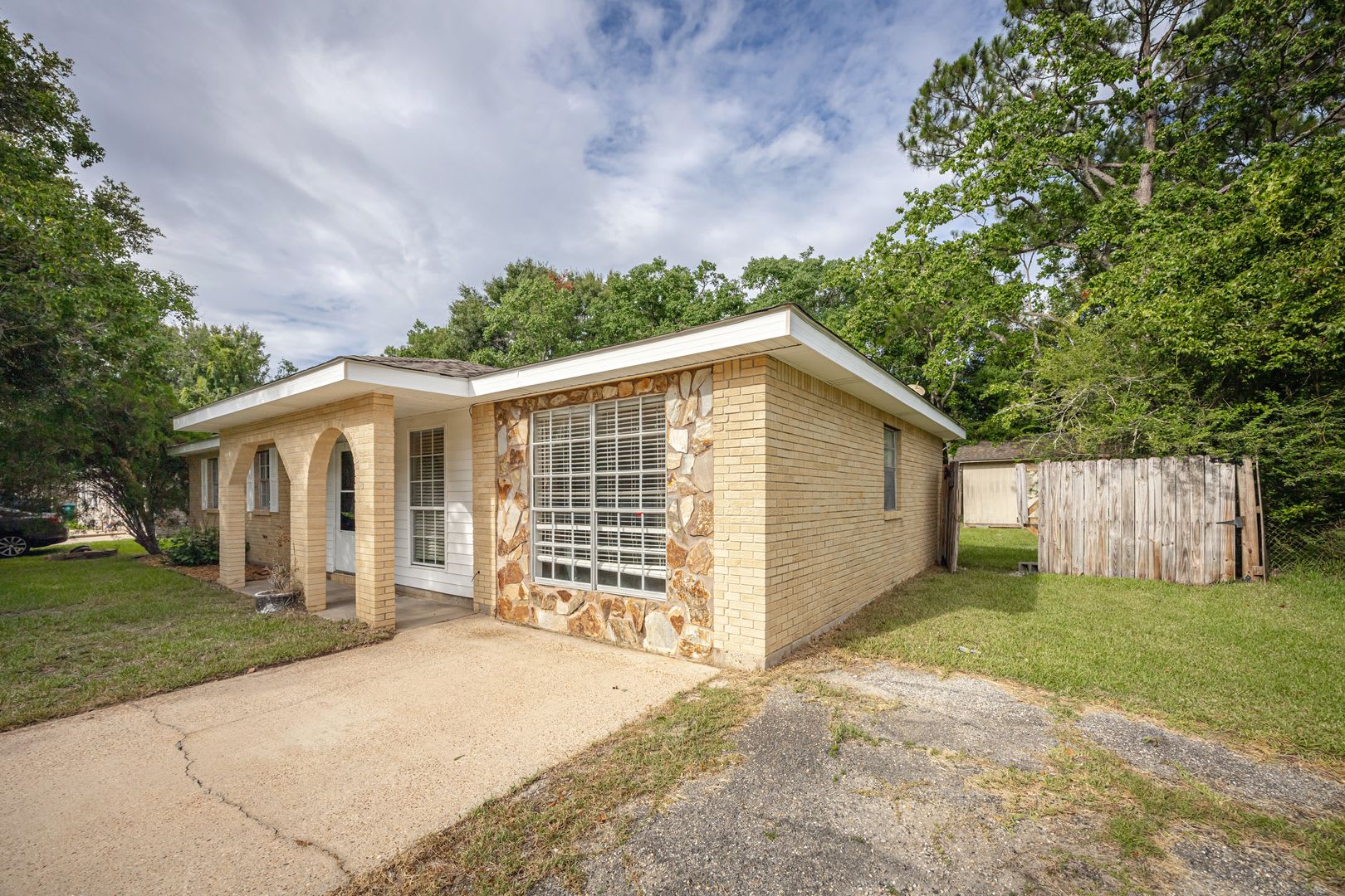 3 Bed / 1 Bath Home – Convenient Gautier Location – photo 2