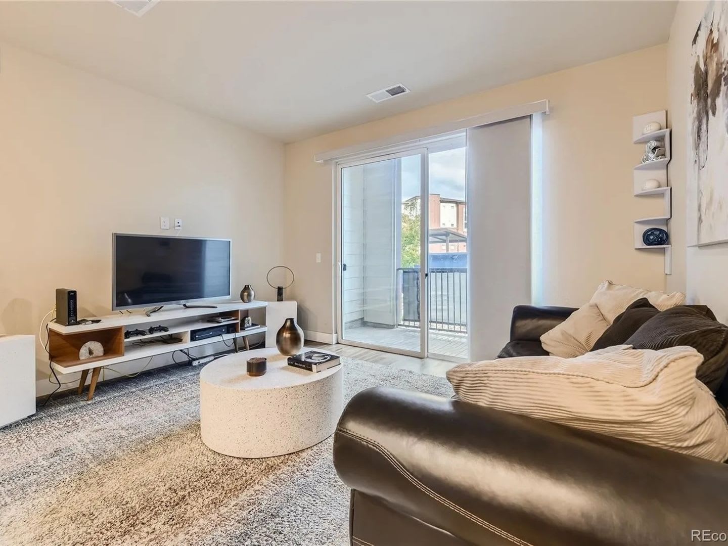 2 Bedroom Condo in Aurora – photo 4