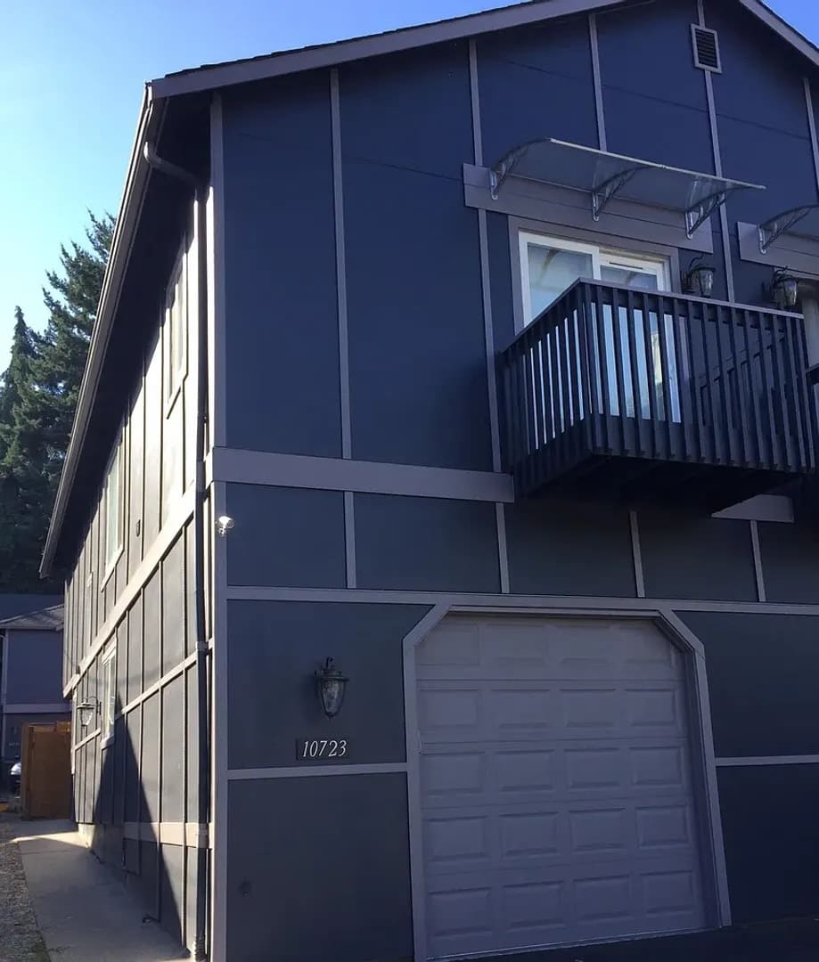 Spacious 3-Bed Townhome with Private Yard & Garage – photo 1