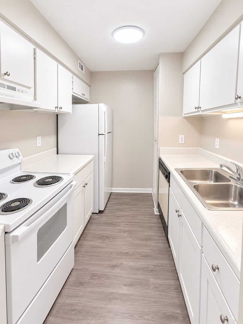 Large 3 bedroom condo! **** Move in Special*** – photo 5