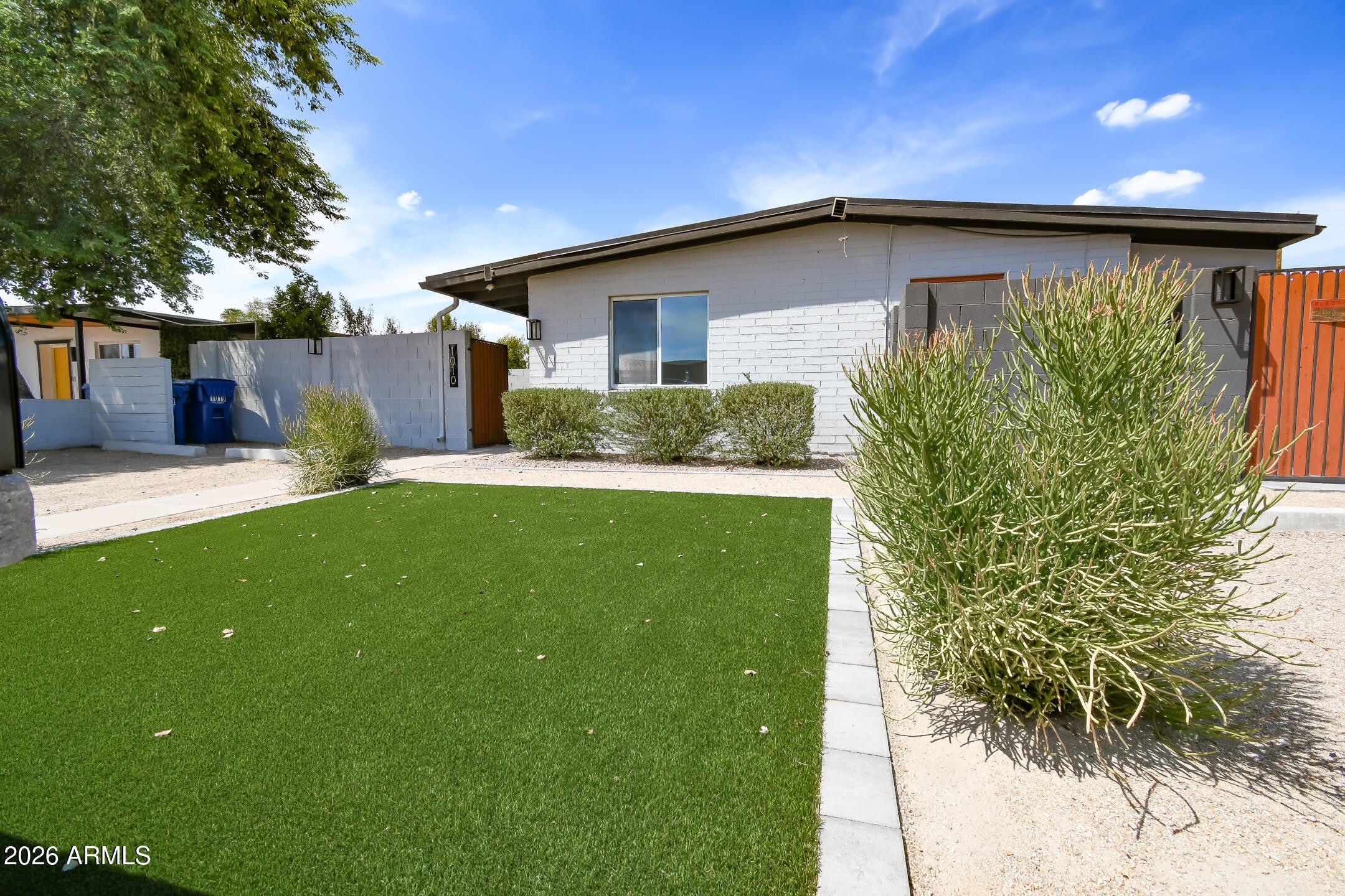 1012 E HENRY Street – photo 2
