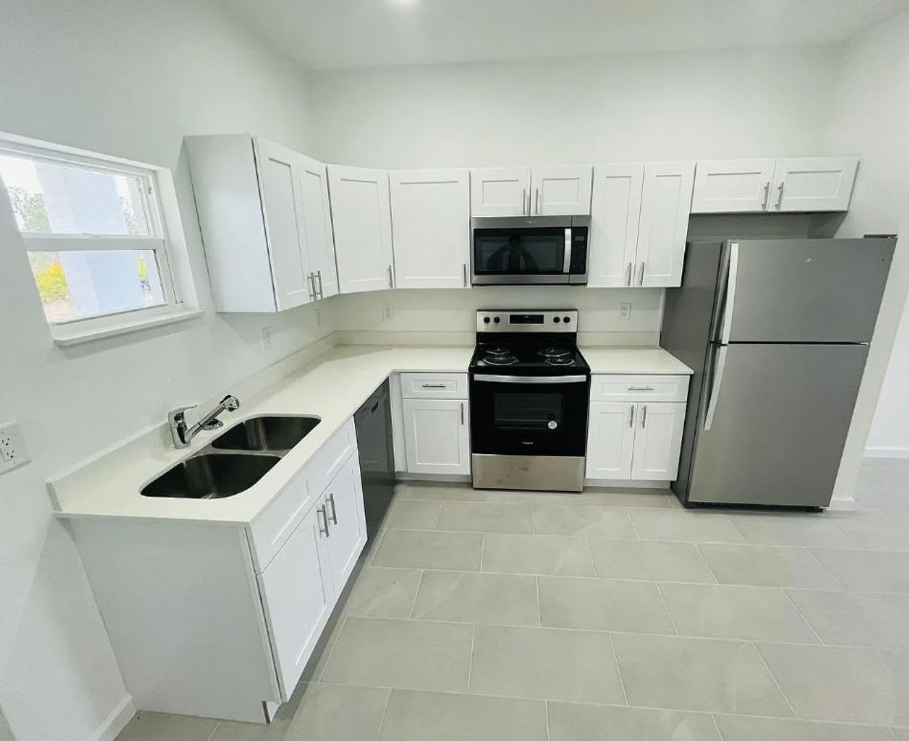 2-bed/ 1-bath single home in the quiet and peaceful Alva! – photo 2
