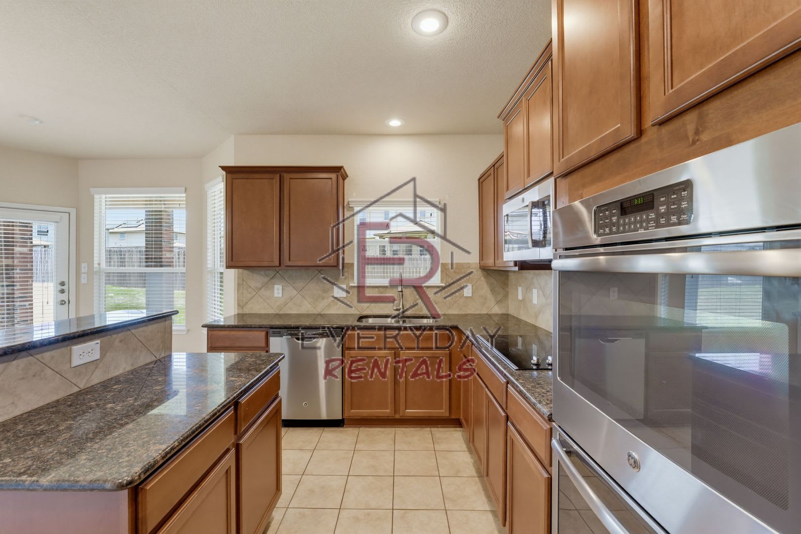 4 bedroom home located in Yowell Ranch with Rent Special – photo 2