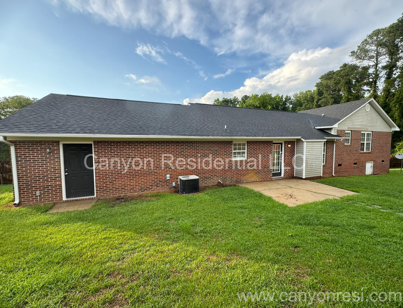 Recently Renovated 3 Bedroom Beautiful home! – photo 2
