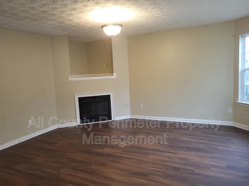 5543 Pineridge Court – photo 2