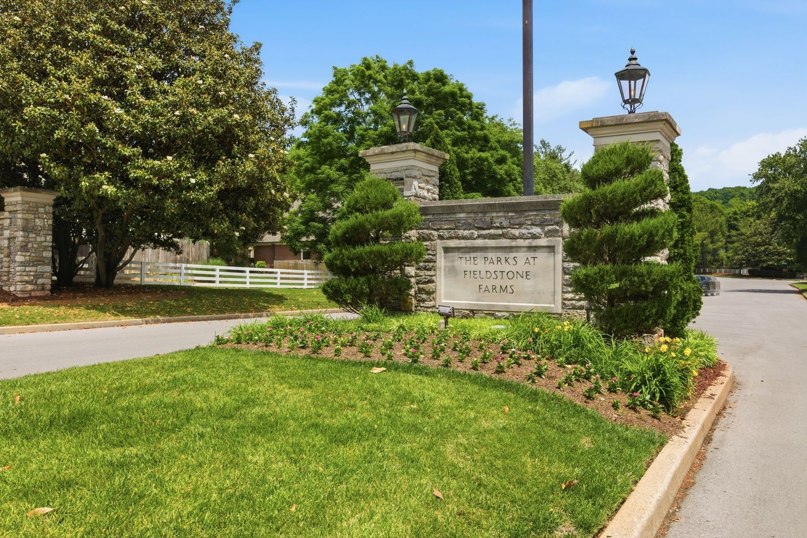 Charming Townhome Living In Fieldstone Farms – photo 2