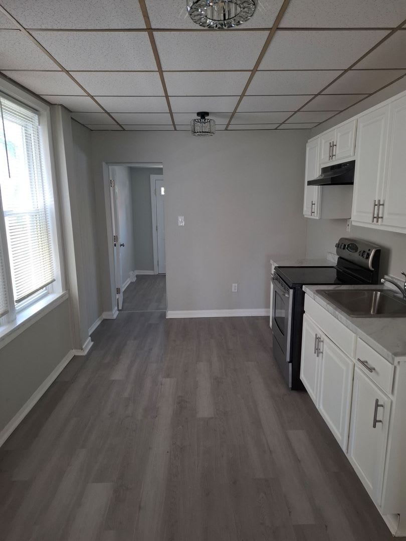 Spacious 4 Bedroom Rowhome In Chester Fresh Updates Throughout – photo 4