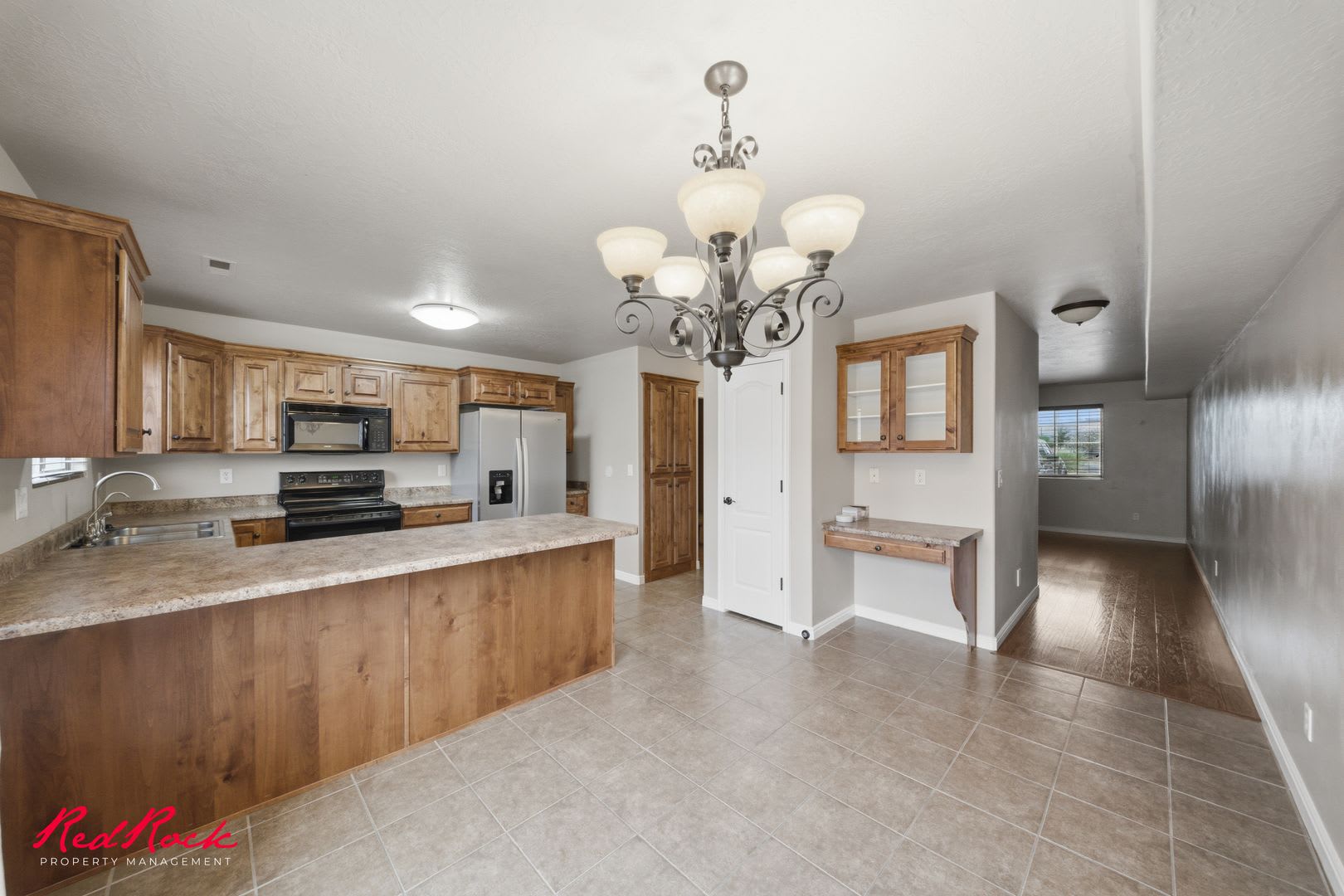Inviting 3 Bedroom Townhome In Prime Location! – photo 1