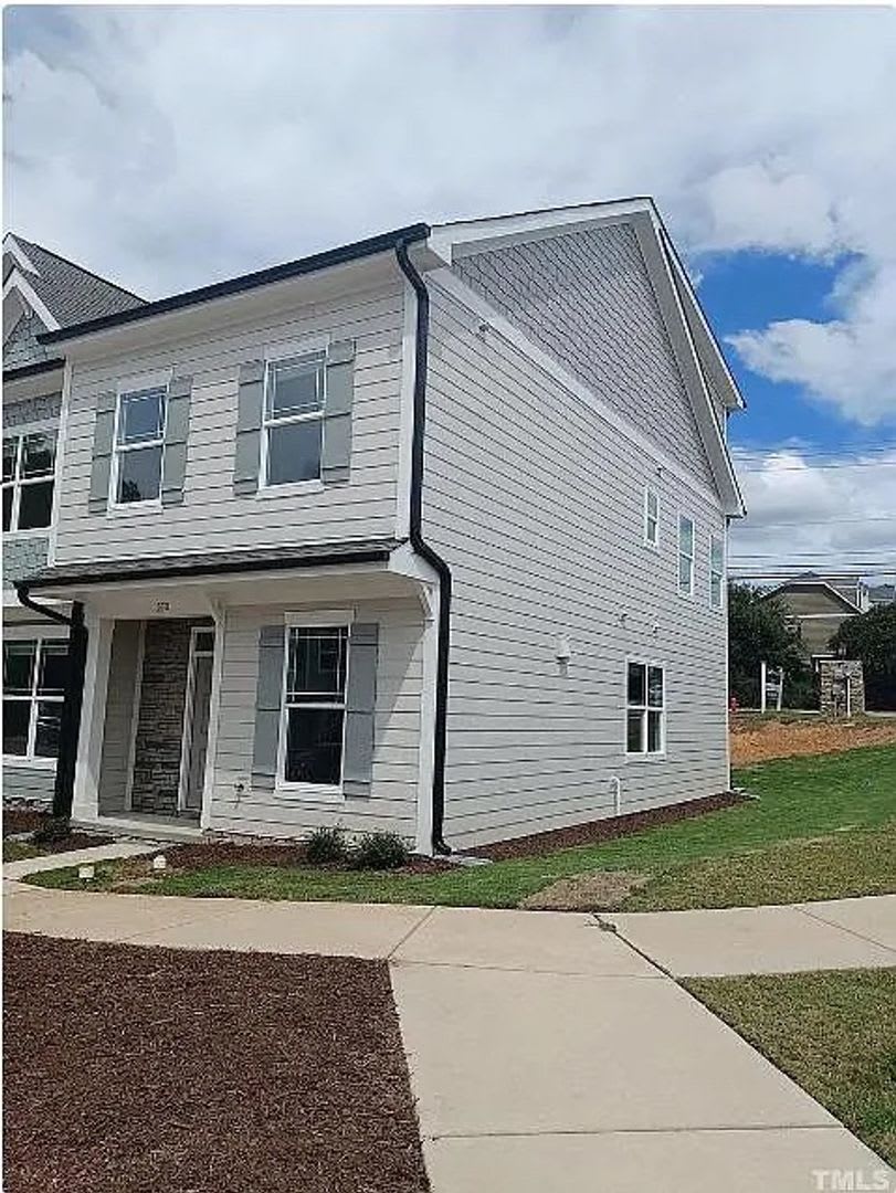 Room in 3 Bedroom Townhome in Apex – photo 1