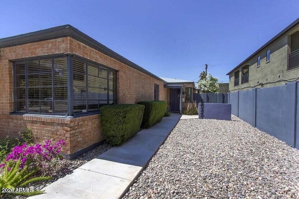 830 N 6TH Avenue – photo 1