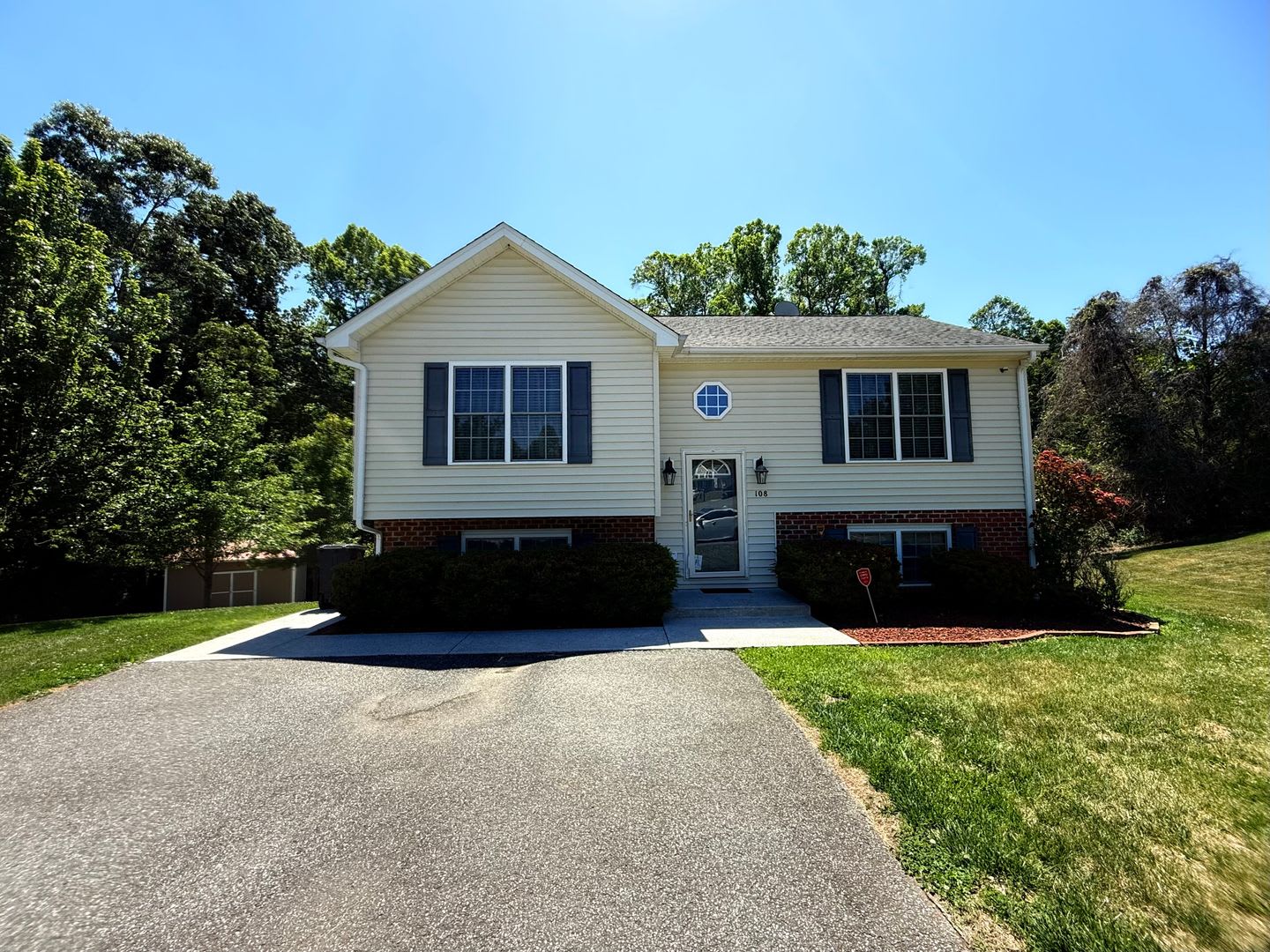 Split Foyer in New Towne Neighborhood – photo 1