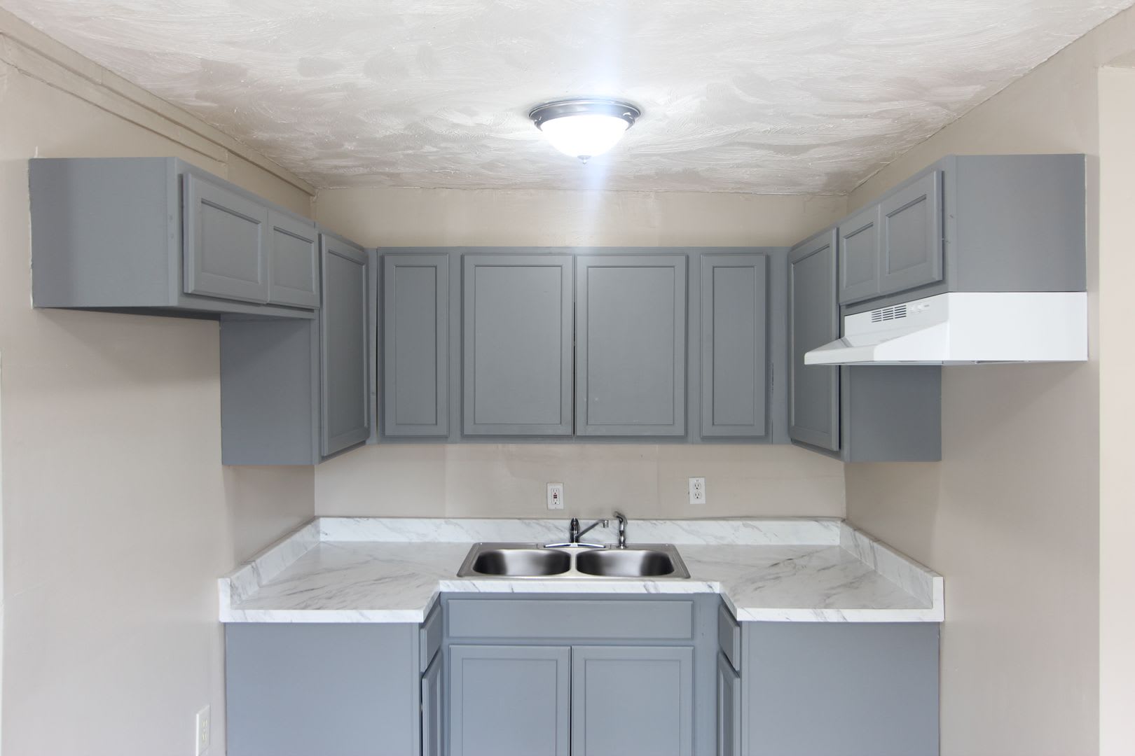 New On The Market! Fresh New Updates!! Better Hurry To See This One!! – photo 4