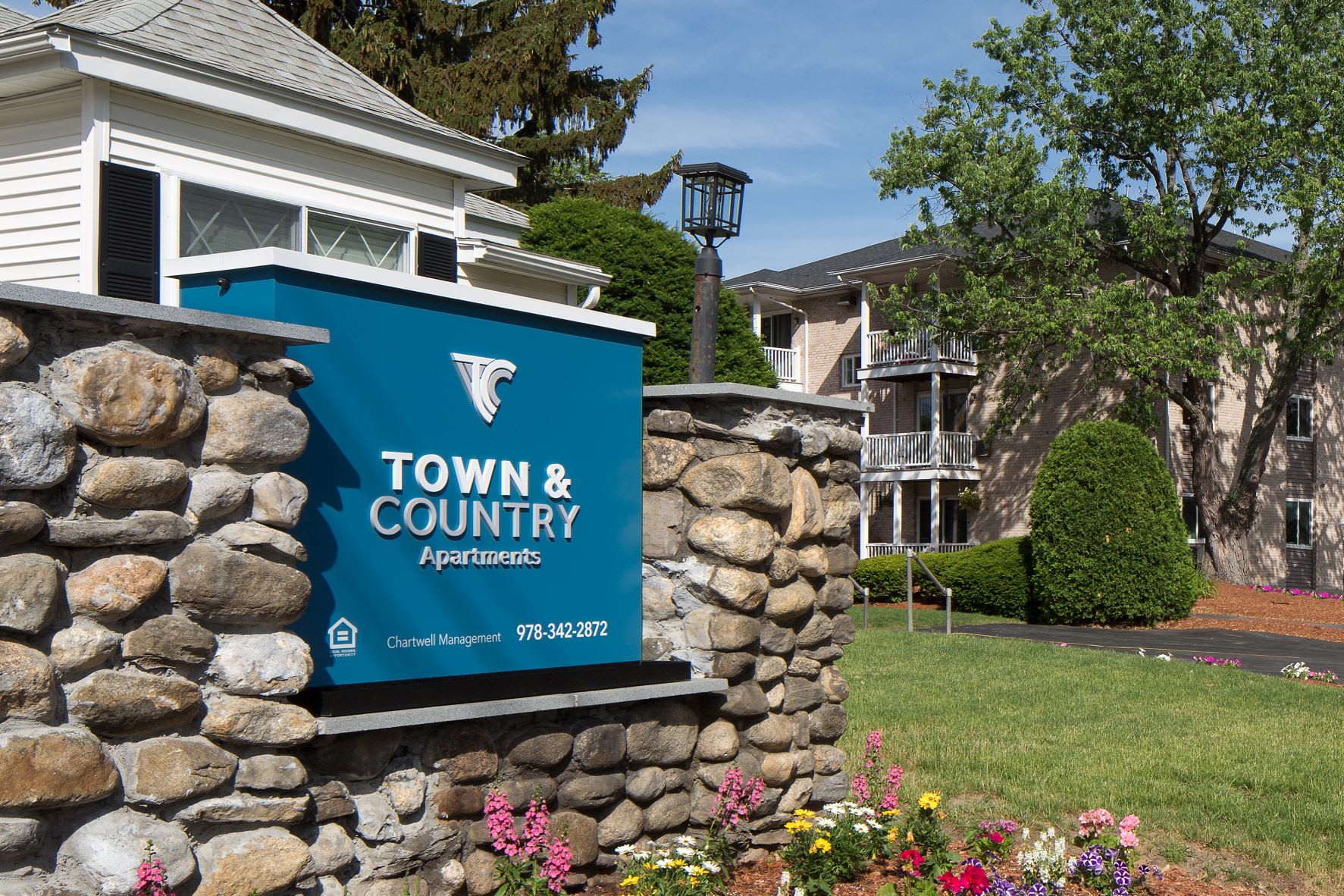 Town and Country – photo 1