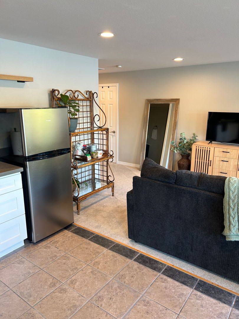 Studio Apartment Fully Furnished Lake Access No Washer And Dryer Four Floors Down Walk Way Square Footage 550 Utilities Included – photo 2