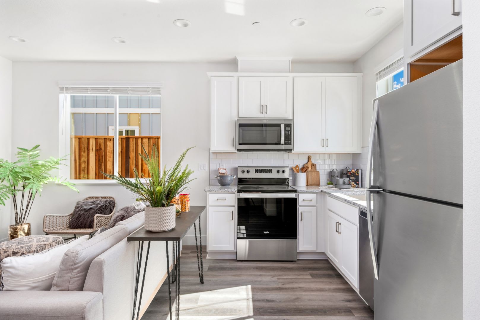 Welcome Home to this 2 bed 1 bath upper unit with side back yard – photo 3