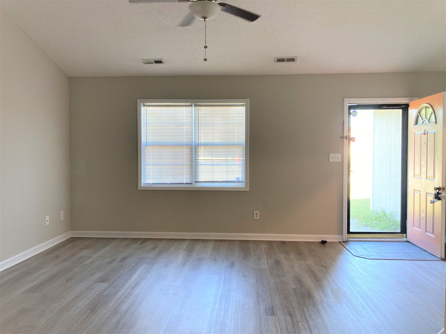 Charming 3 Bed 2 Bath Fenced In Home – photo 4
