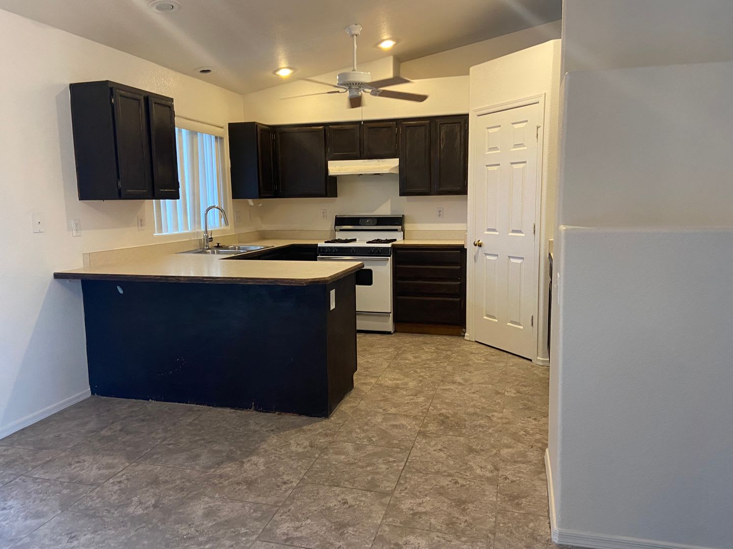 Beautiful Centrally Located 3-Bedroom Home on a Quiet Cul-de-Sac – photo 5