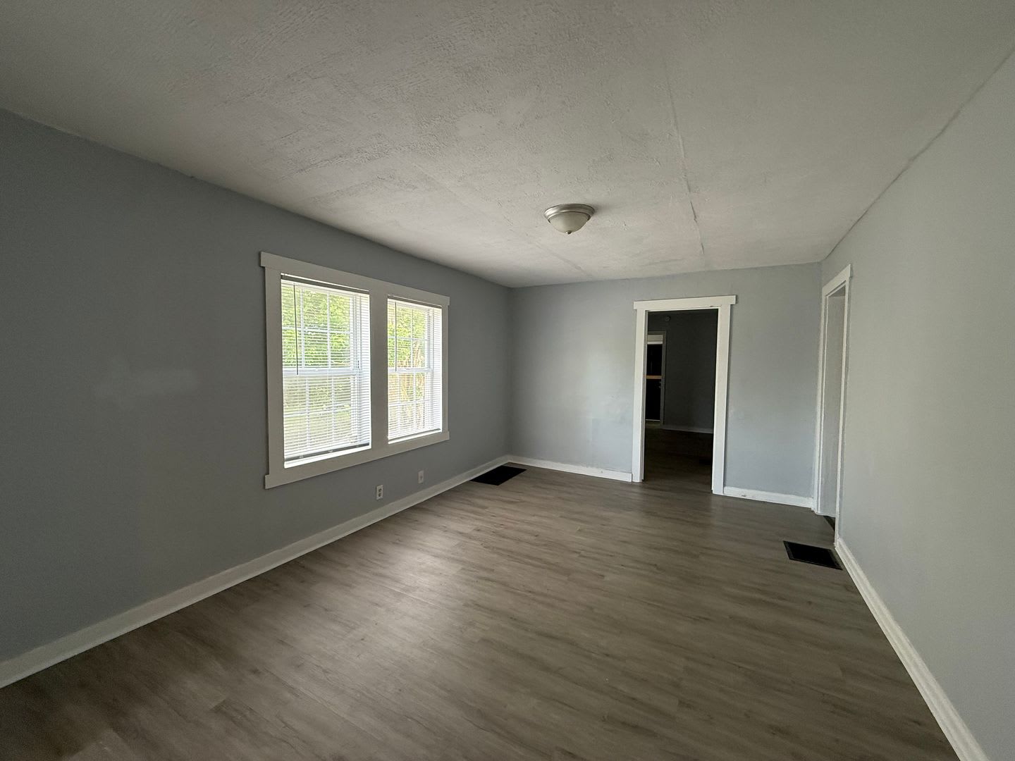 New Listing!!-Charming 2 Bedroom – photo 5