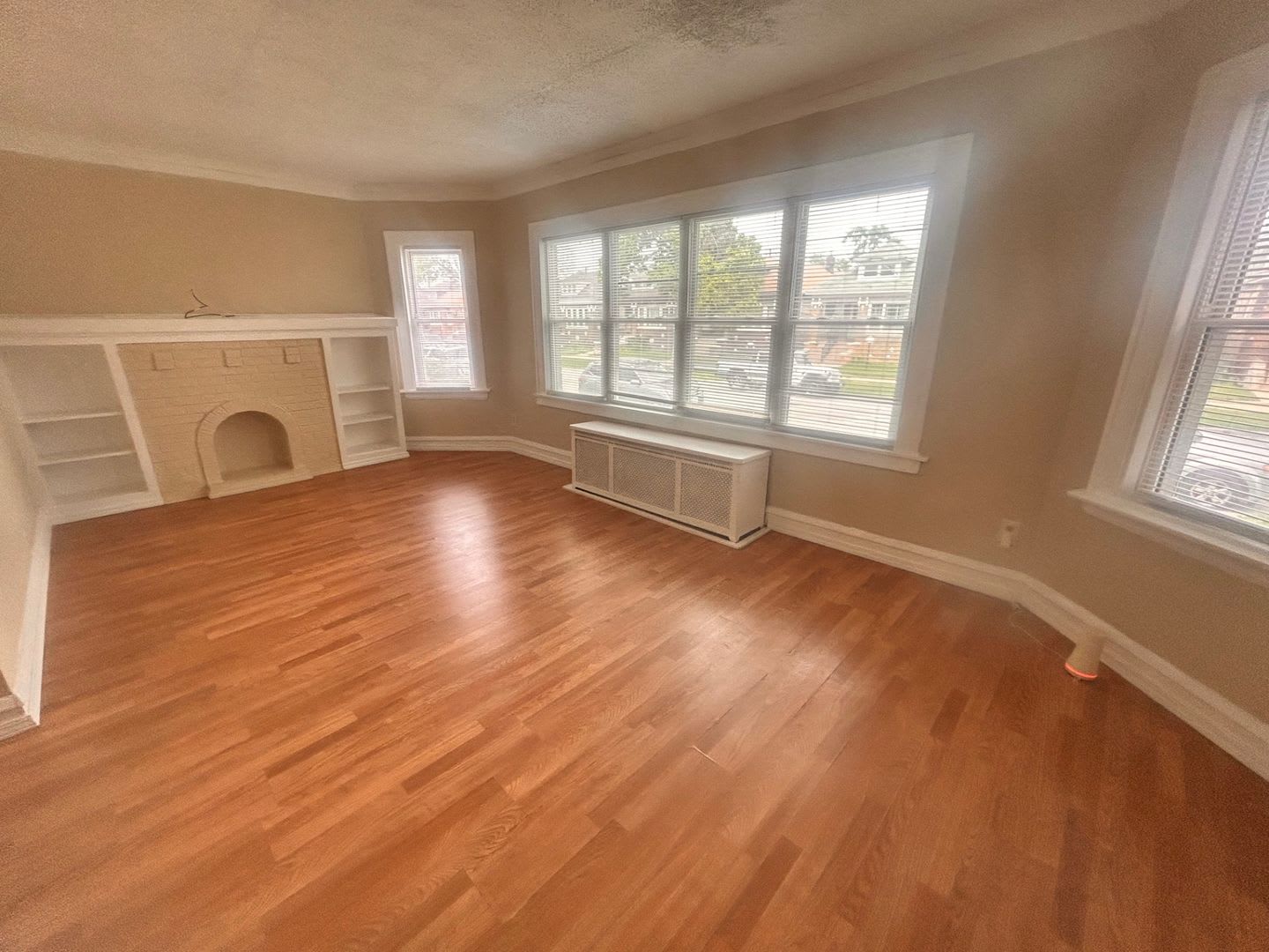 Spacious 4-Bedroom Brick Bungalow with Bonus Room – photo 4