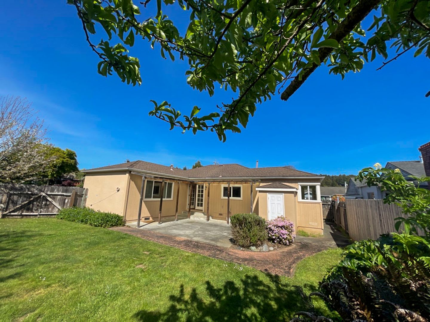 Dog-Friendly Arcata Home With Hardwood Flooring, Fenced Yard & Large Patio – photo 2