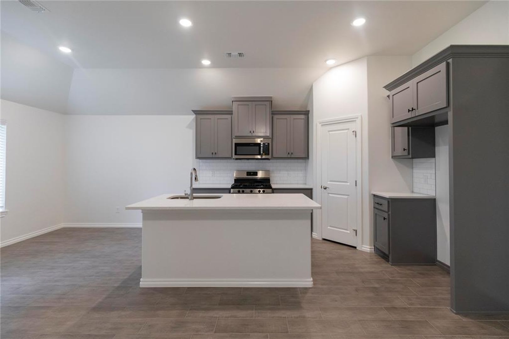 Beautiful 4 Bedroom 2 Bathroom Home in Cedar Lane Community with Storm Shelter (Neighborhood Pool and Park) – photo 4