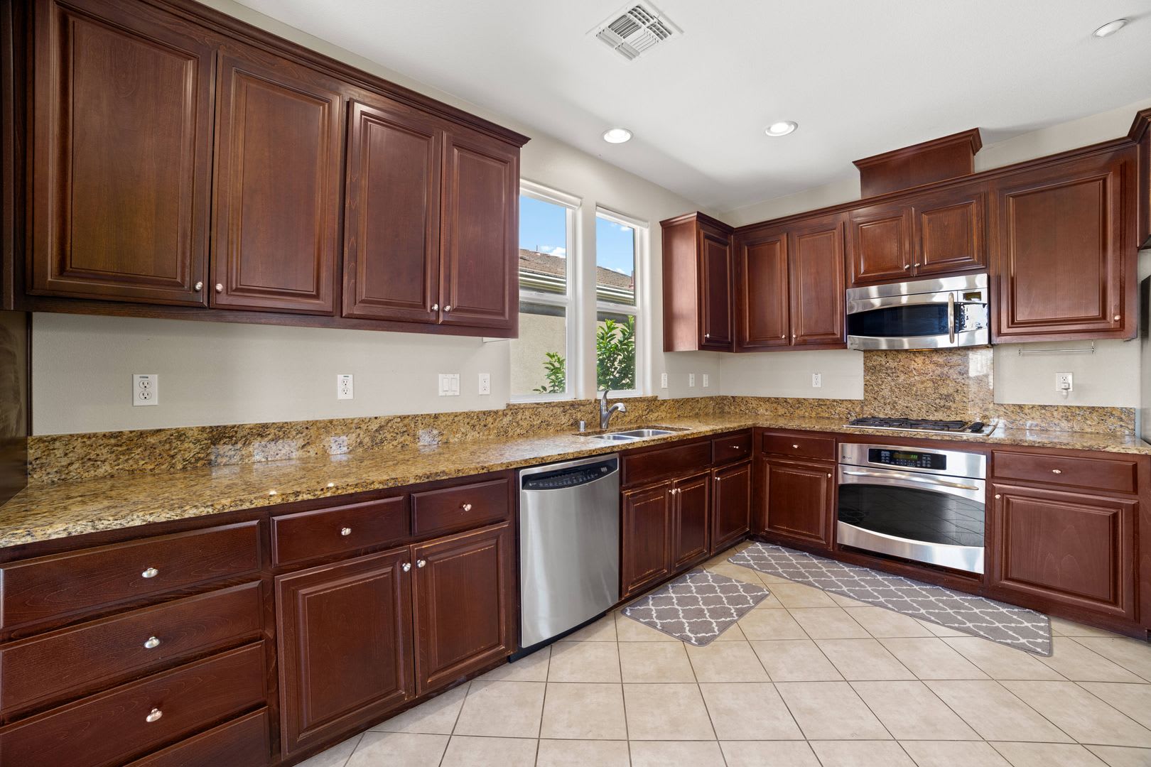 Bright & Spacious Rental Home in Prime Central Location – photo 3