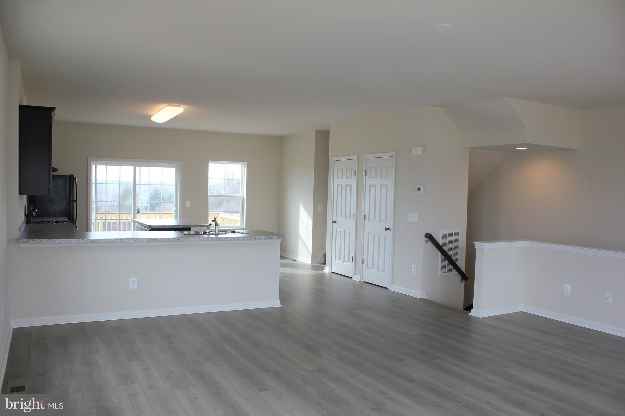 232 PARKLAND Drive – photo 2