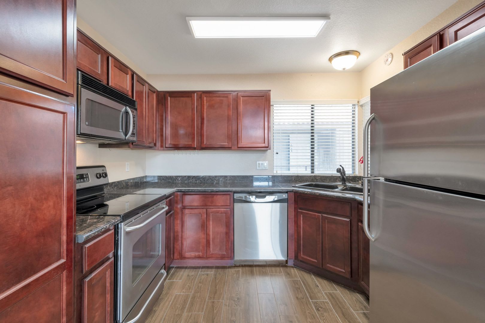 Stunning 2-bedroom, 2-bathroom house located in the desirable area of Scottsdale, AZ. – photo 3