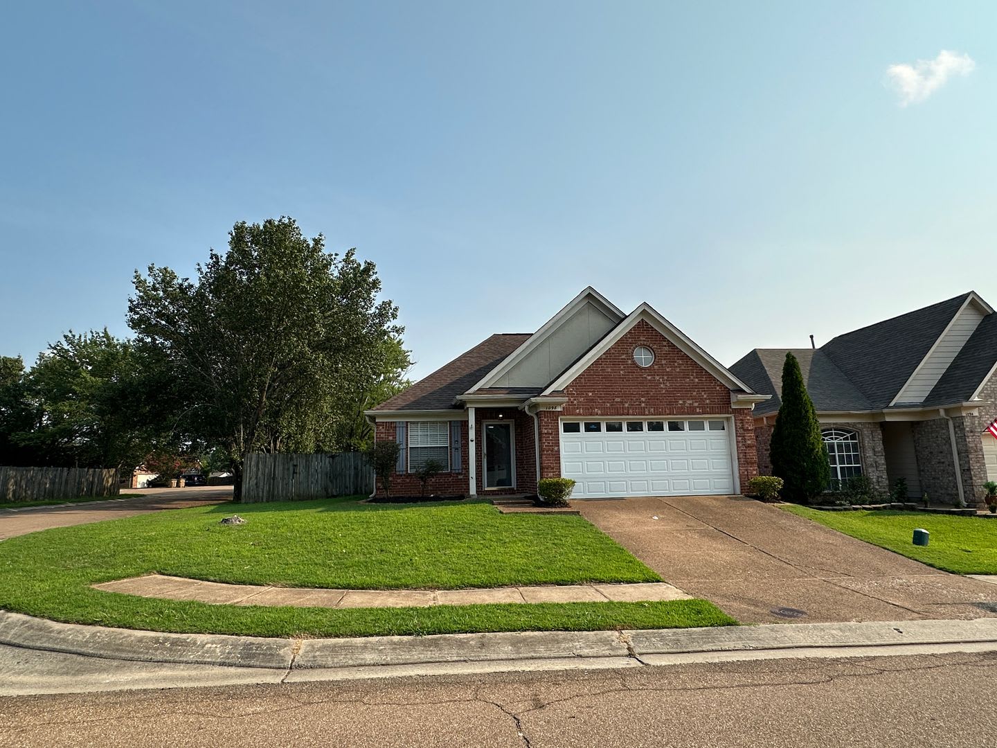 Lovely Cordova Home Fresh Paint And New Carpet Fenced Backyard And Eat In Kitchen Pets Are Welcome Fees Apply – photo 2