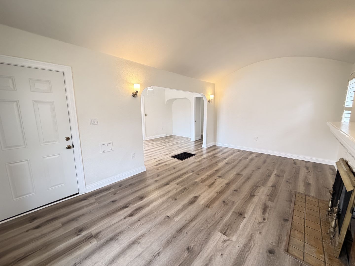 Upgraded 3BD Home – photo 2