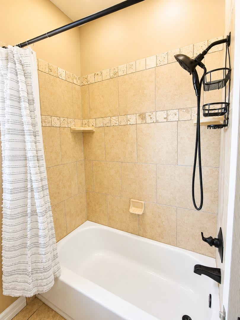 Beautifully Maintained 3 Bed 2 Bath Home Available Now – photo 4
