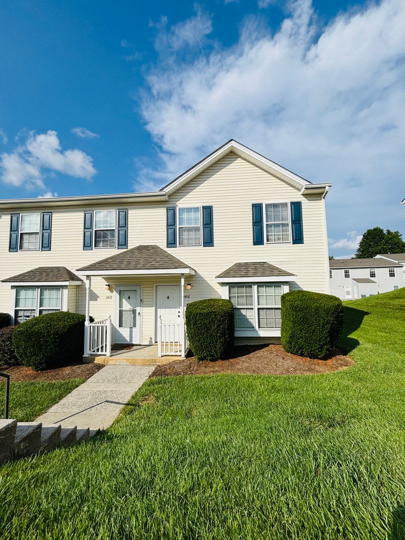 4 Bedroom 2.5 Bath Townhouse – photo 1