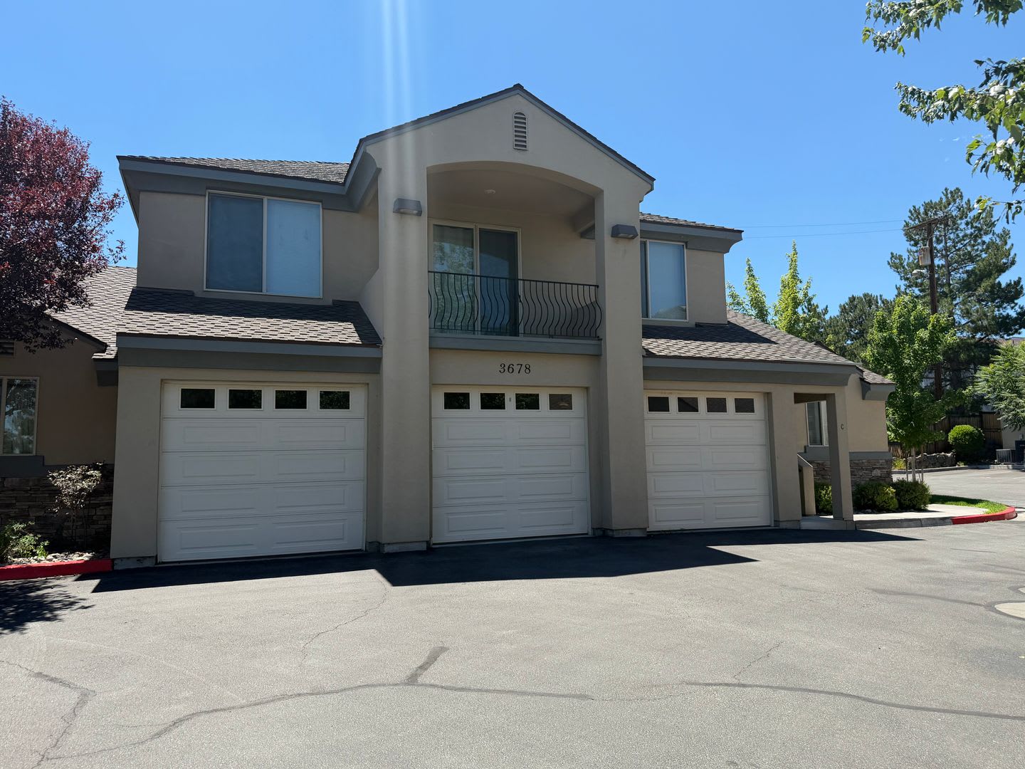 Charming 1 Bedroom 1 Bath Apartment With Garage Balcony Central Reno Location Available Now Move In Special – photo 1