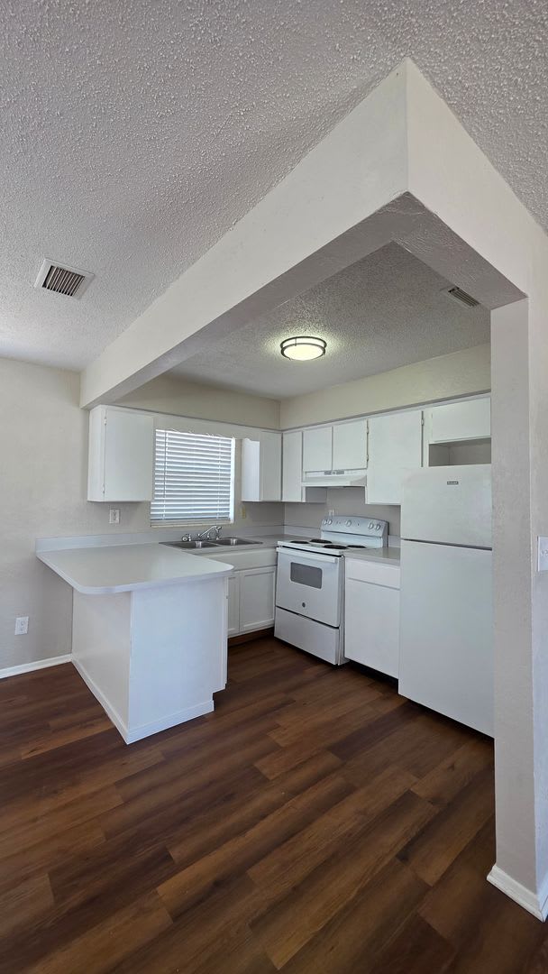 ** HALF OFF 1ST MONTH'S RENT WITH 13 MONTH LEASE ** – photo 2