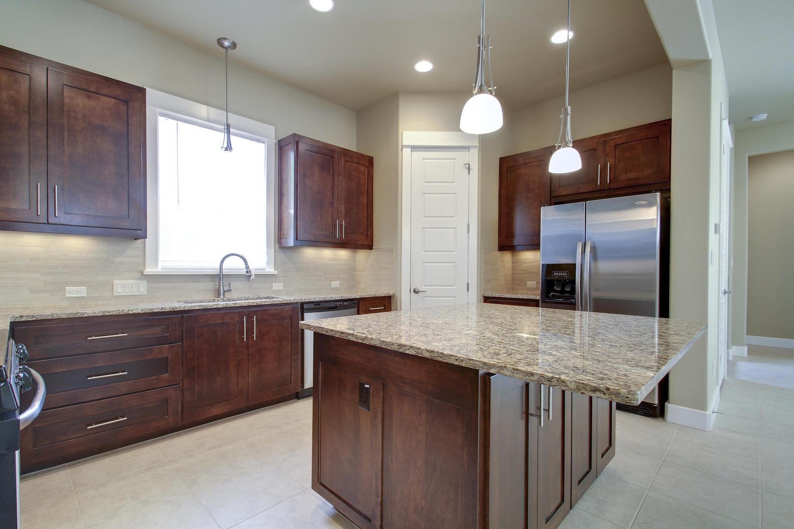 Ut Pre Lease Wood Floors North Campus Large Living Space 2011 Construction Custom High End Kitchen Gorgeous Bathrooms – photo 5