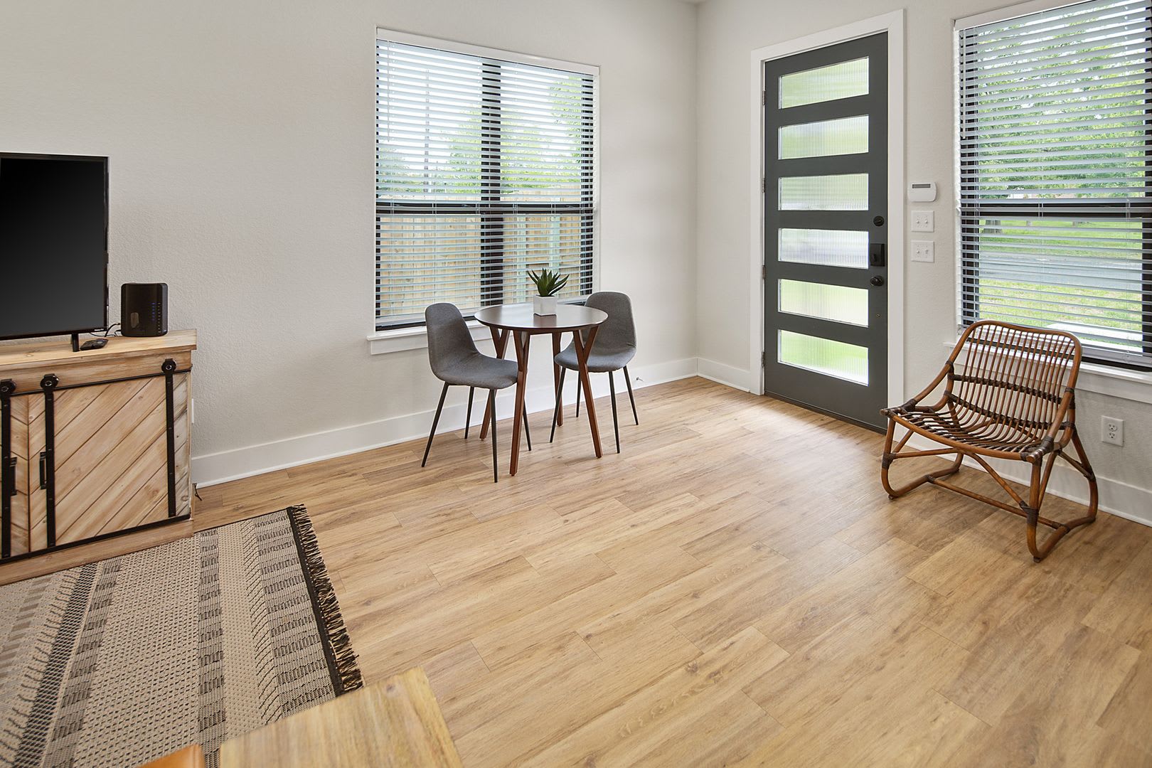 Available Now!! Gorgeous 1 Bed, 1 Bath in the Heart of College Station!! – photo 4