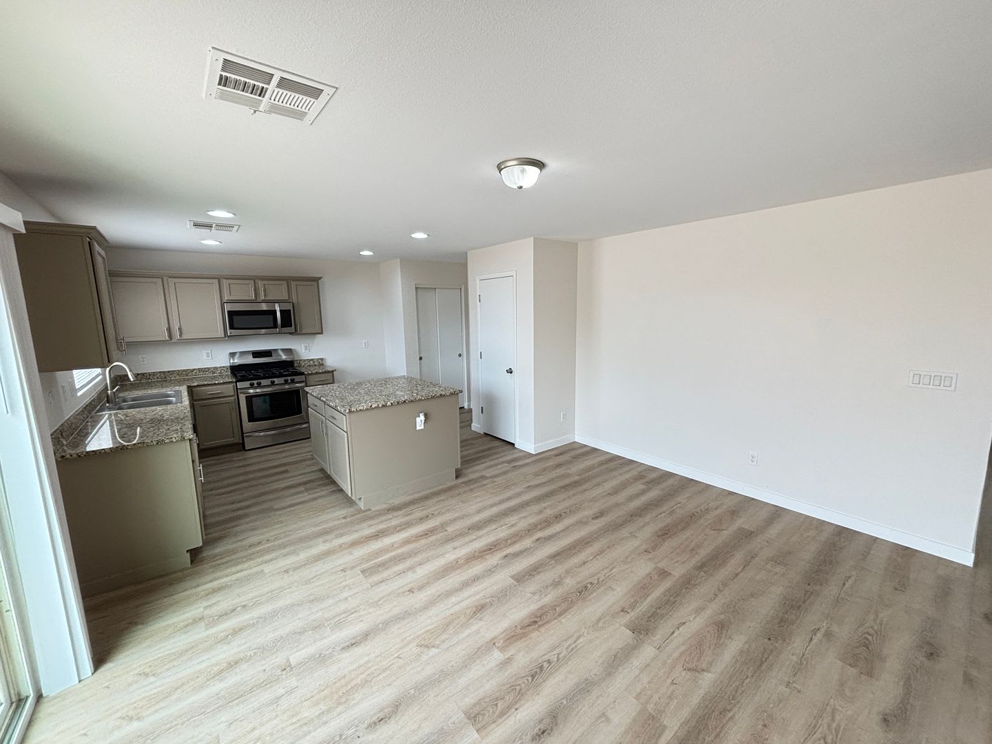 Gorgeous 4Bed/2.5Bath/2Car home located in North Las Vegas Raven Hill gated community! – photo 5