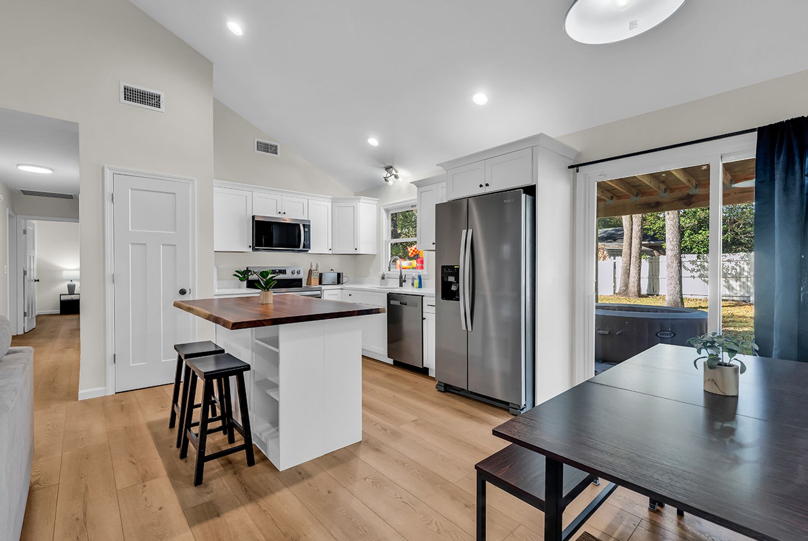 Fully upgraded, Pet-Friendly, Three Bedroom Furnished Home is Now Available in NMB! – photo 3
