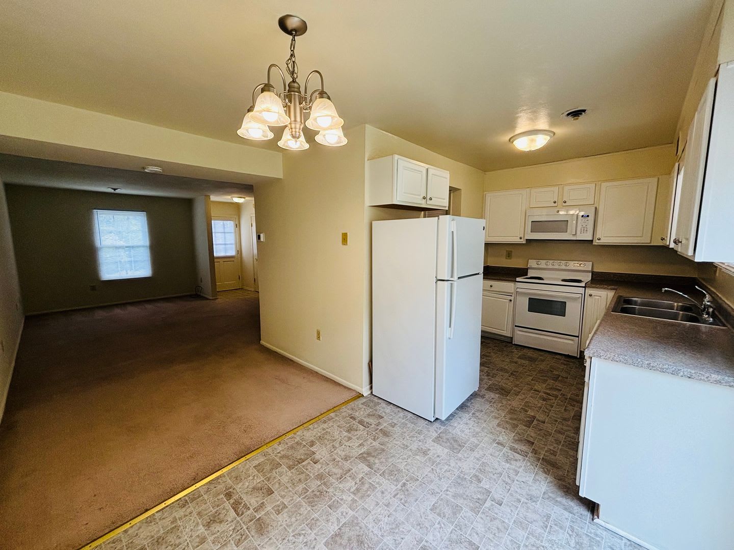 2 Bedroom, 1.5 Bath Townhouse – photo 5
