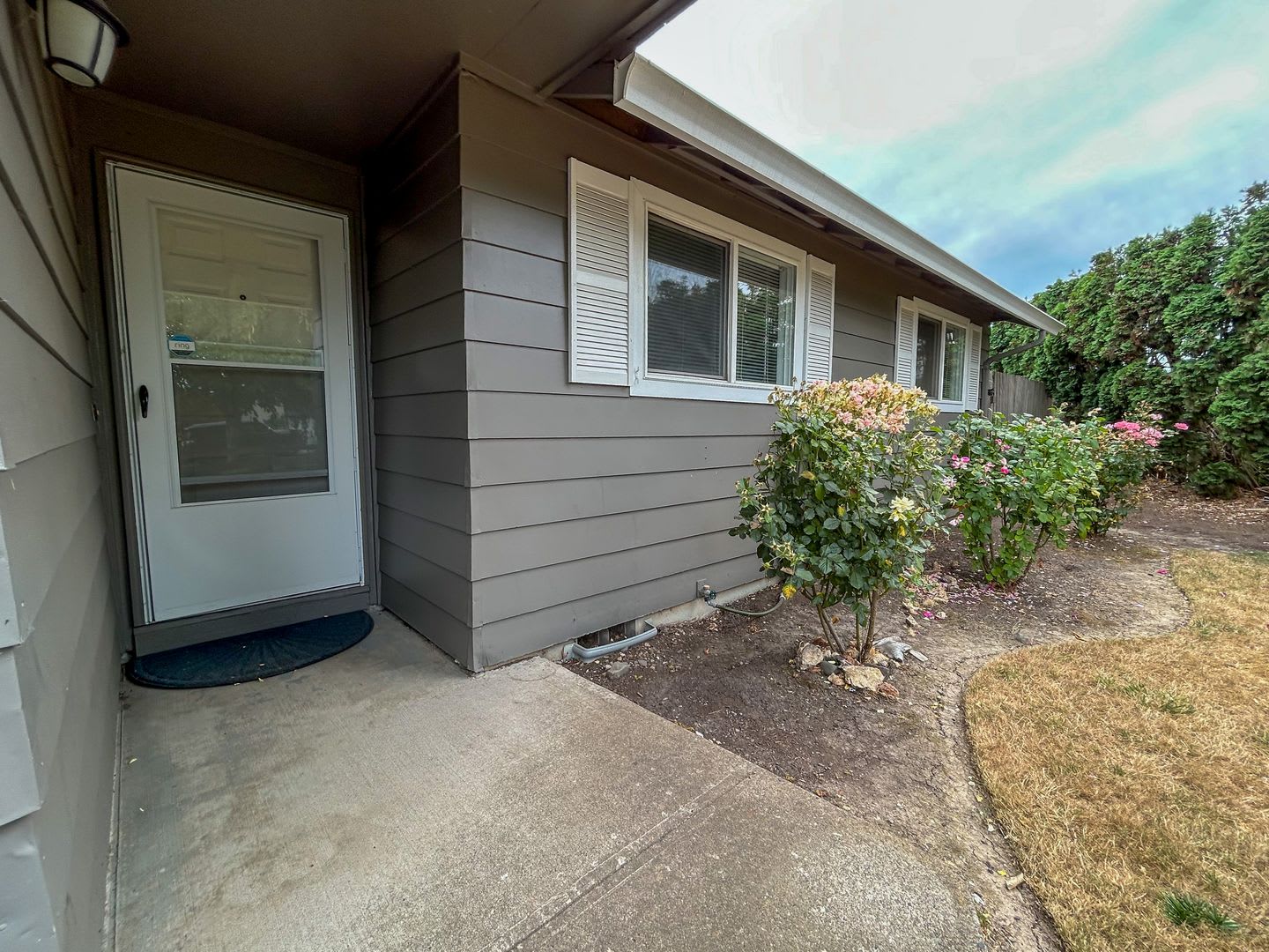Single Story Home In Se Salem Fenced Backyard 4998 Arrowood – photo 4