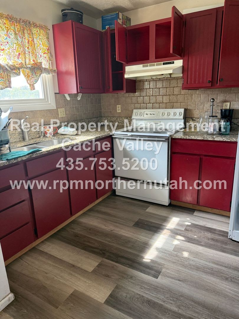 Great House Available in Hyrum! Minutes from JBS and Hyrum Dam! – photo 2